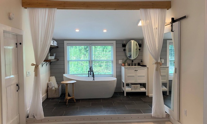 Scarborough House | 5 bed 2Bath fully remodeled farmhouse near Beaches, Portland, Airport & Hiking