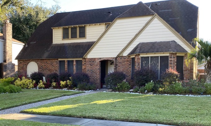 Taylor Lake Village House | 5 Bed 3 bath house in a quiet neighborhood.