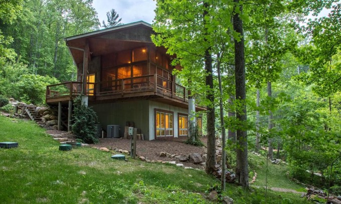 Tuckasegee House | 5 Bed 4 Bath Vacation home in Tuckasegee