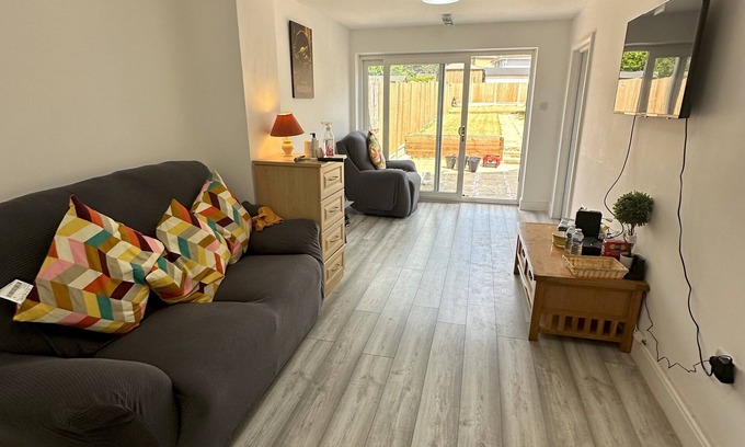 Havering House | 5 Bed Family Home - Spacious and Stylish with garden views - Greater London