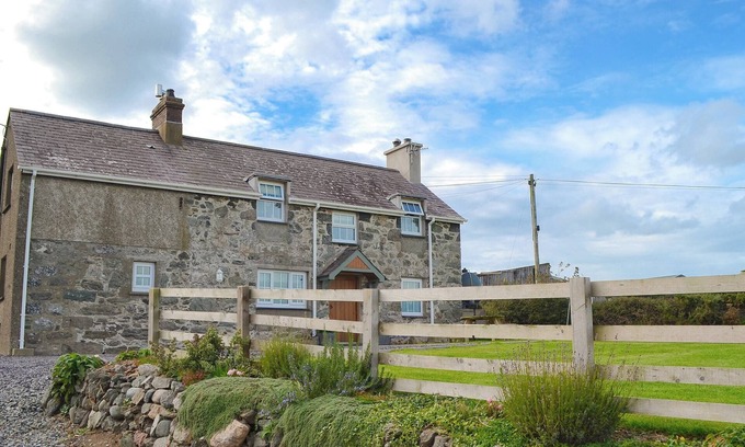 Garn Fadryn Cottage | 5 bedroom accommodation in Llangwnnadl near Pwllheli