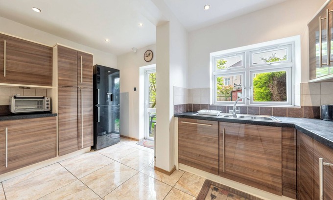 Underhill House | 5- bed gem in Barnet, Short let Luxury Awaits