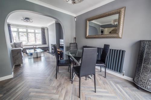 Bredhurst Apartment | 5 Bed Gem plus Private Garden Studio