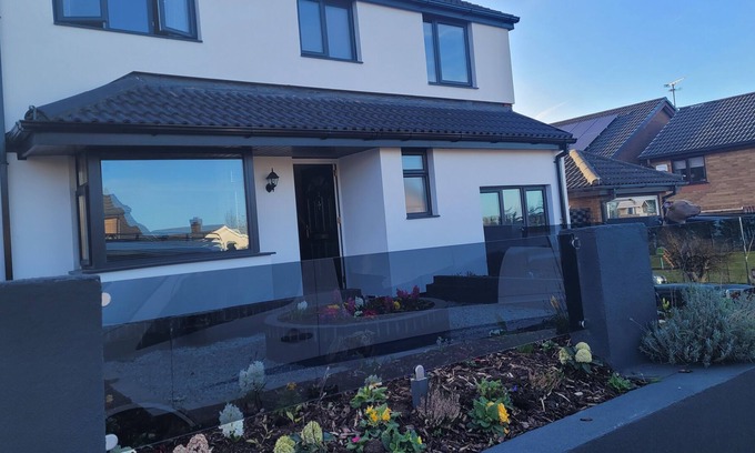 Llysfaen House | 5 Bed holiday home North Wales sleeps 10 people. Baby gates fitted.