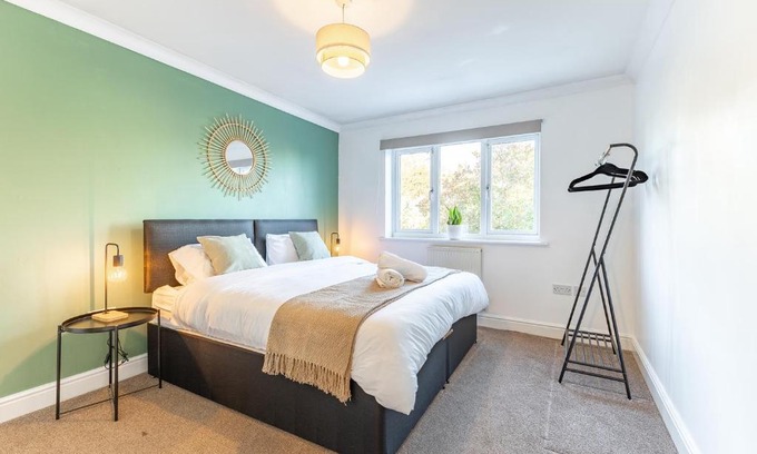 Runnymede House | 5 Bed House Heathrow Egham Virginia Water Sleeps 7 or Up To 8 If Sharing Beds, Mid To Long Term Bookings Welcome