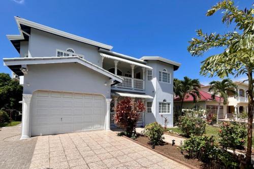 Runaway Bay Villa | 5-Bed Villa with pool in Runaway Bay Jamaica