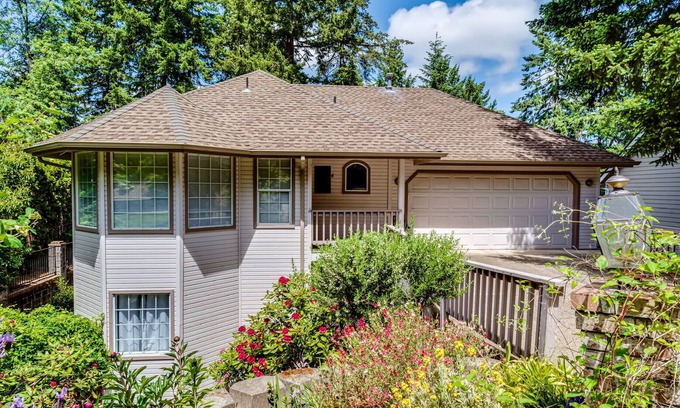 Western House | 5 bedroom/2.5 bath. Spacious Home in a Charming Neighborhood