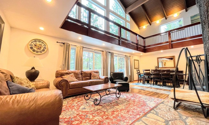 Sunriver House | ★5 Bedroom-4200sf Retreat- Near SHARC & Village - A/C - Hot Tub - SHARC passes ★