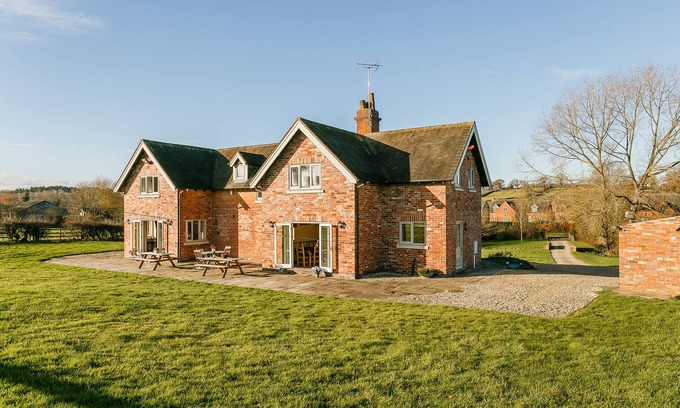King's Bromley Other | 5 bedroom/5 bathroom Self catering cottage - sleeps 14 - Hot Tub available