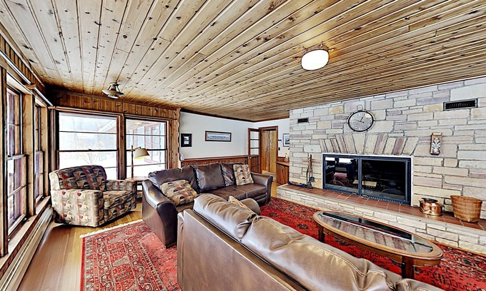 Stone Lake Cabin | 5 Bedroom 5 Bath Pet Friendly Cabin On 5,000 Acre Lake Near Hayward