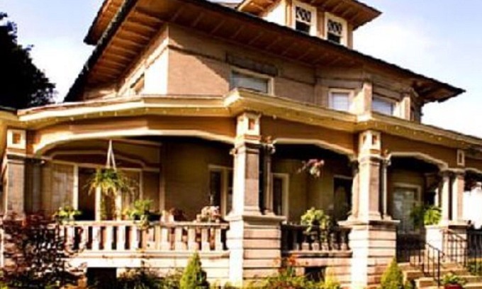 Salamanca House | 5 Bedroom/5 Bathroom Mansion near local attractions, entertainment & shopping.