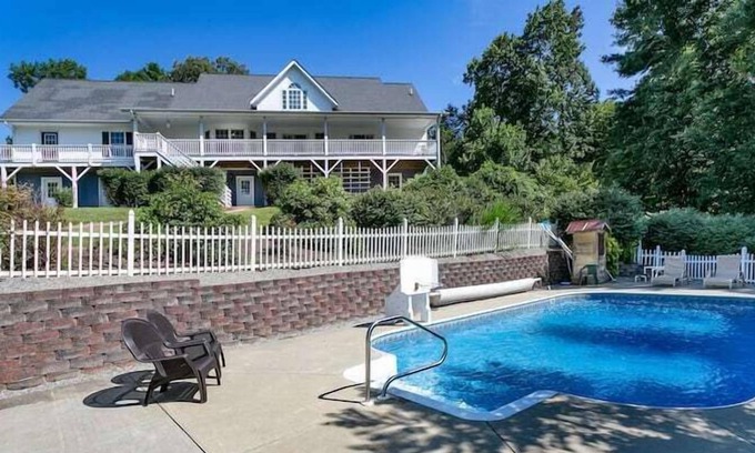 Weaverville Apartment | 5 Bedroom 685292 by Houzlet