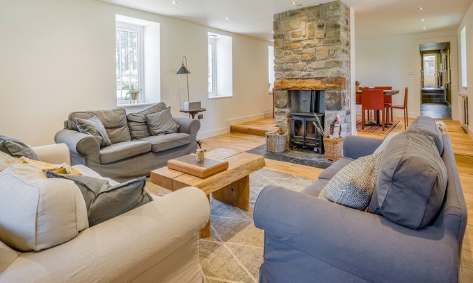 Livingston Cottage | 5 bedroom accommodation in West Calder, near Edinburgh