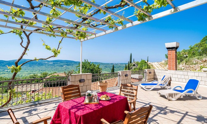 Popovici House | 5 bedroom accommodation in Drvenik