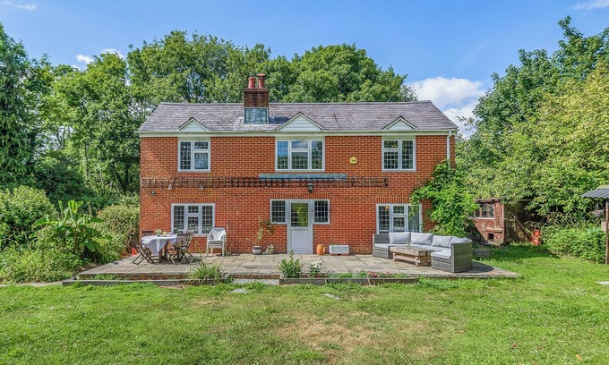New Forest District Cottage | 5 bedroom accommodation in Dibden, near Southampton