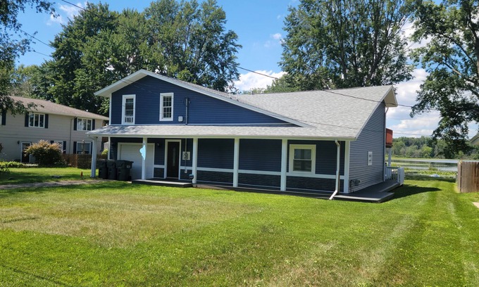 Scotts House | 5-Bedroom All-Sports Lake Retreat: Hot Tub, Wi-Fi, Fire Pit, Kayaks