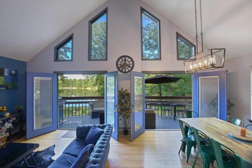 East Stroudsburg Villa | 5 Bedroom Cozy Retreat Lakefront