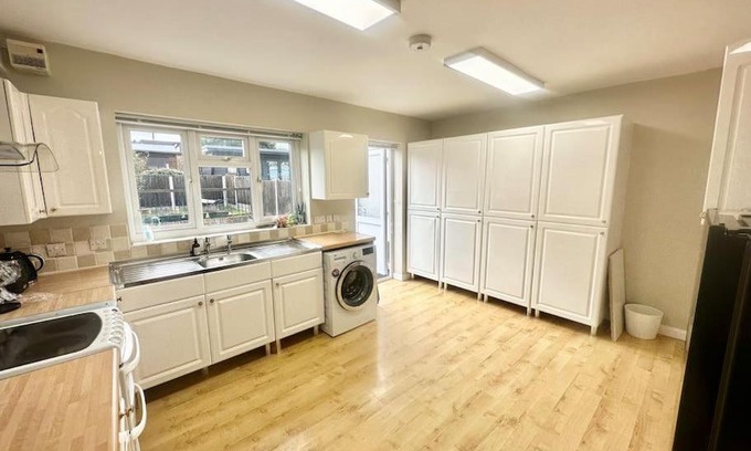 Colyers House | 5 Bedroom house in DA7