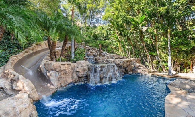 Woodland Hills House | 5-bedroom house in delightful Los Angeles with Resort style backyard