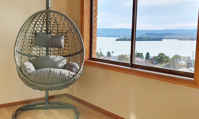 Berkeley House | 5-bedroom house with panoramic lake views