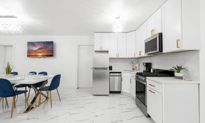 East Flatbush House | 5 Bedroom, no steps, Huge outdoor space, by train!