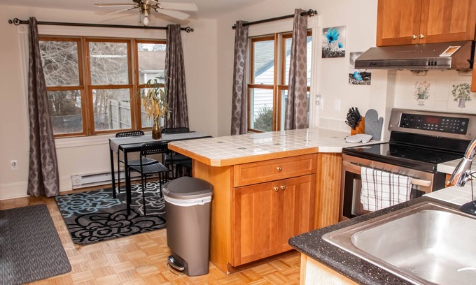 Westside Norwich House | 5 Bedroom Norwich House - 7 Minutes to Mohegan