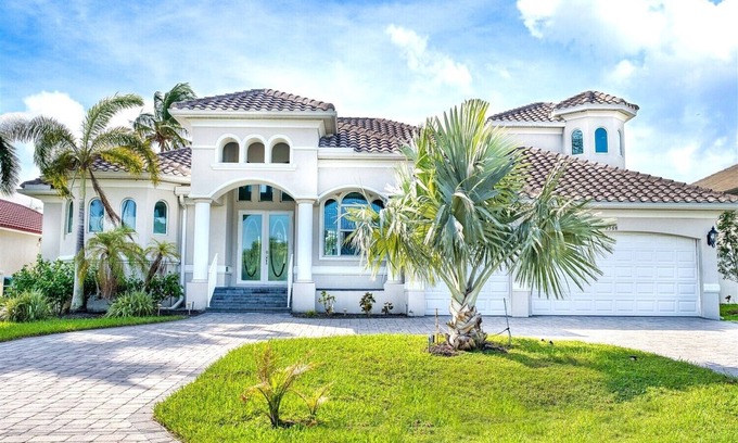 Fort Myers Villa | 5 bedrooms/4 bathrooms/waterfront/heated pool & whirlpool/south facing
