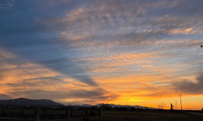 Apple Valley House | 5 bedrooms, 5 private Acres, Stargazing, bonfires, sunsets, serene desert ranch.