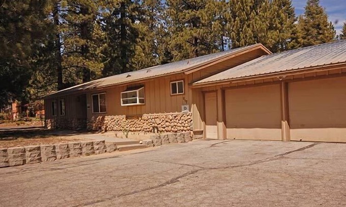 Tahoe Island House | 5 Bedrooms Sleeping 11 with Hot Tub - Great Location, Good Rates! 917T~