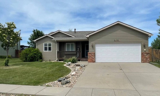 Summerset House | 5 Beds, Hot Tub, Fenced backyard