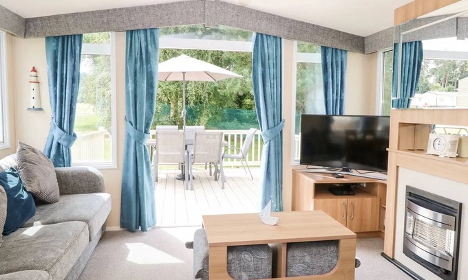 Hopton Apartment | 5 Berth 3 Bedroom Caravan Holiday Home in Fritton