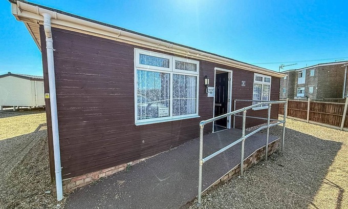 Hunstanton Cabin | 5 berth dog friendly lodge in Hunstanton by the beach ref 13015RN