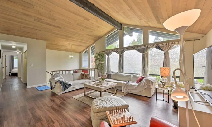 Central Houghton House | 5 ⭐ Big 7BR house, Indoor Cinema near Wineries, Beaches, Golf