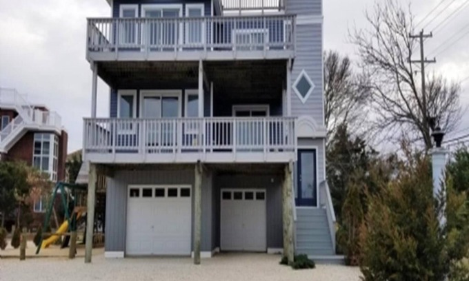 Loveladies House | 5 BR, 3rd from the ocean