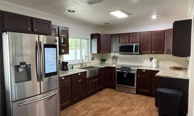 Cypress Gardens House | 5 BR home with large patio, pool & outdoor family fun - 7 mins to LEGOLAND!