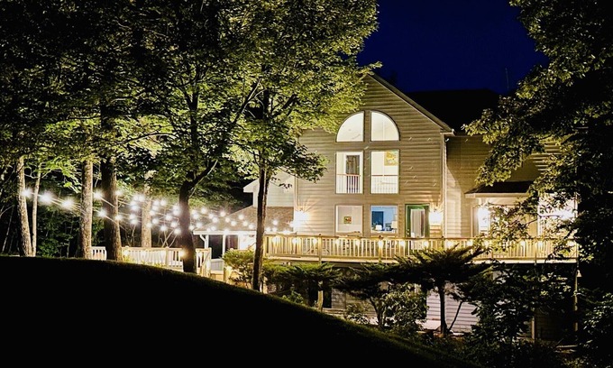 Chestnut Springs House | 5 BR, Sleeps 14, Hot Tub, EV Charger, Golf Course Views