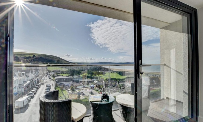 Mortehoe Apartment | 5 Byron Apartments - Three Bedroom Apartment, Sleeps 5
