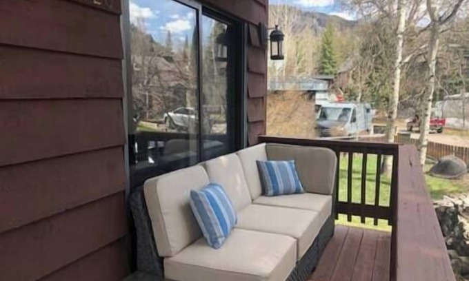 Aspen House | 5 Cheerful Spacious Home, Near Town, Views!