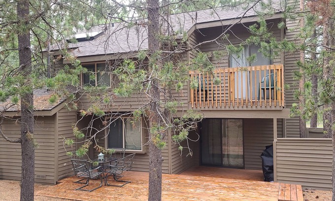 Sunriver Cabin | 5 East Butte-Sunriver, Oregon: BBQ, WiFi, SHARC Aquatics, Tubing Hill, Mt. Bachelor, Golf, Deschutes River, Tennis, Bike Paths