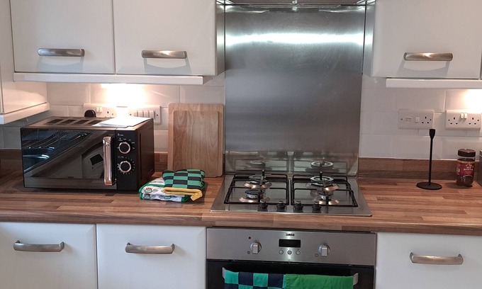 Salford House | 5* home in a quiet location with free parking. Easy access to amenities.
