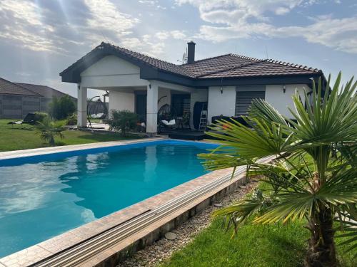 Topolniky House | 5 izbový samostatný stojaci rodinný dom s podkrovím a veľkou záhradou so sezónnym bazénom, celoročnou saunou a vírivkou, privátny wellness