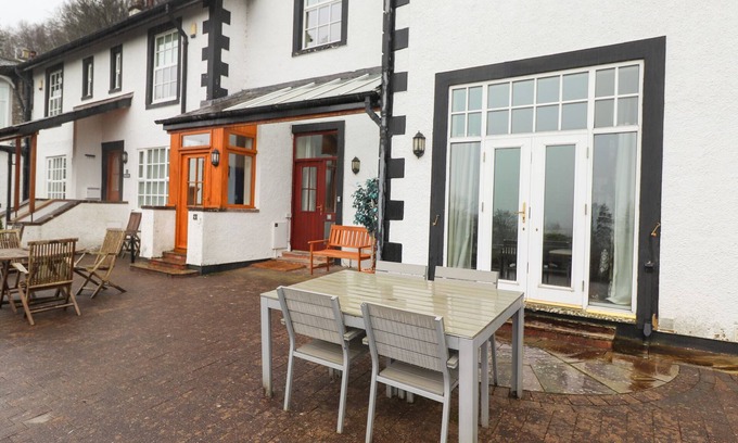 Thornthwaite Cottage | 5 LADSTOCK HALL, character holiday cottage, with a garden in Keswick