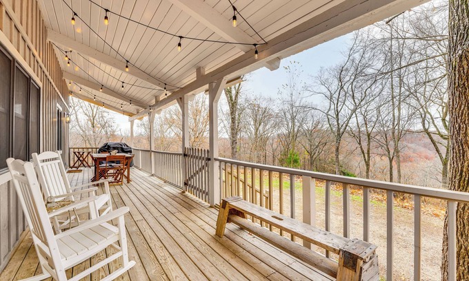 Eureka Springs Cabin | 5 Mi to Beaver Lake: Family Cabin w/Game Room
