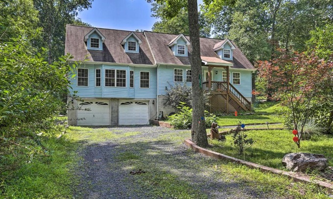 Henryville House | 5 Mi to Camelback Henryville Home with Hot Tub!