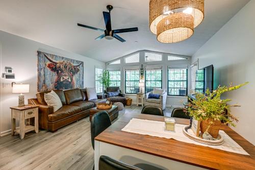 Hiawassee House | 5 Mi to Dtwn Hiawassee Creek-Front Home with Deck