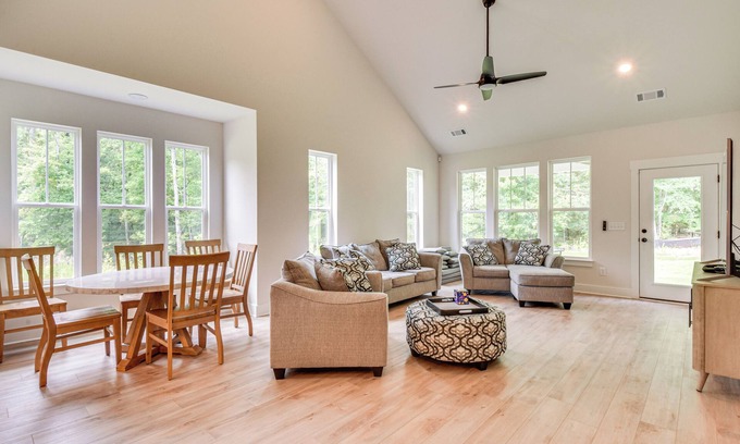 Central House | 5 Mi to Memorial Stadium & Beach: Modern Townhome