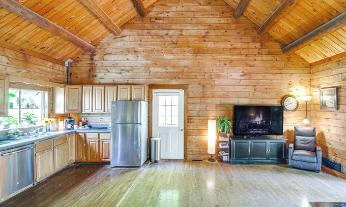 North Carver Cottage | 5 Mi to Plymouth Rock: Log Cabin Getaway!