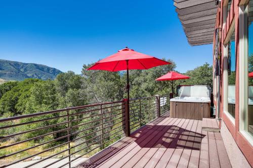 Wolf Creek House | 5 Mi to Powder Mtn Multi-Level Charmer with Hot Tub