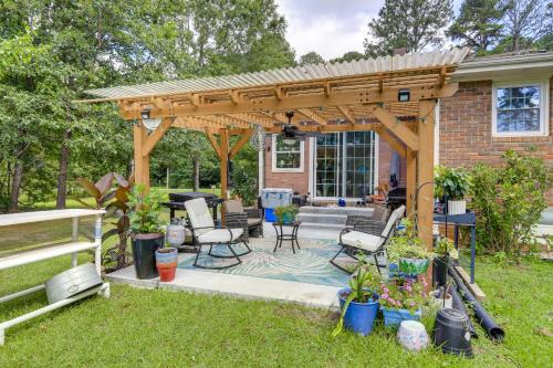 Fayetteville Apartment | 5 Mi to Trilith Studios Apt with Furnished Pergola