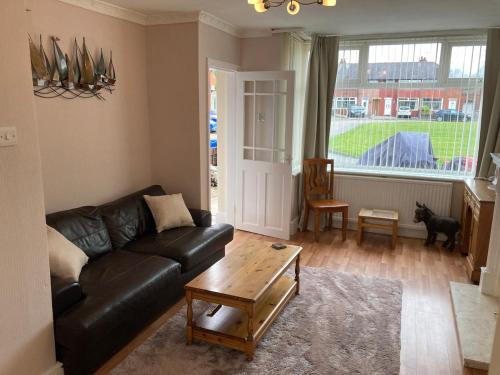 Trafford House | 5 min Drive to Trafford Centre and15 Manchester City